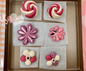 将剩余的面团做成其它花形。做好的馒头盖上保鲜膜发酵半小时，发至1.5倍大。冷水下锅，放入馒头大火烧开，转中火蒸12分钟即可。