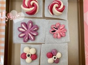 将剩余的面团做成其它花形。做好的馒头盖上保鲜膜发酵半小时，发至1.5倍大。冷水下锅，放入馒头大火烧开，转中火蒸12分钟即可。