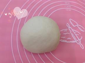 先做大白馒头。将全部材料倒入大盆里，搅拌成絮状，揉成光滑柔软的面团。