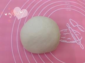 先做大白馒头。将全部材料倒入大盆里，搅拌成絮状，揉成光滑柔软的面团。