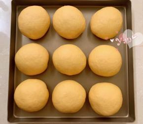 依次做好放入烤盘里，盖上保鲜膜二次发酵至两倍大。