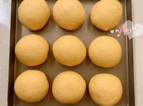 依次做好放入烤盘里，盖上保鲜膜二次发酵至两倍大。