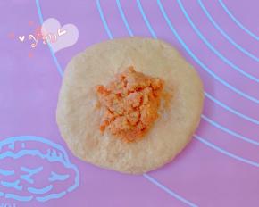 翻面，包入红薯馅。