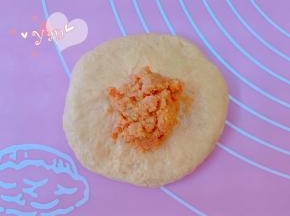 翻面，包入红薯馅。