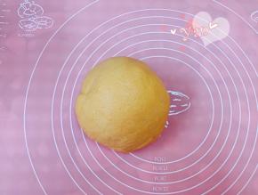 发酵好的面团取出排气。