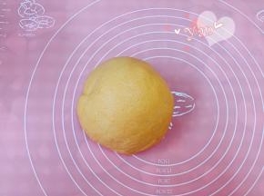 发酵好的面团取出排气。