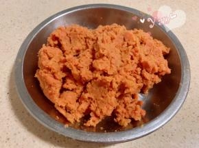 红薯去皮蒸熟，压成泥备用。