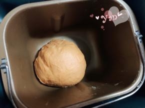 除黄油外的所有材料，先液体后固体的顺序放入面包机桶内。揉面20分钟后再加入黄油揉15分钟。