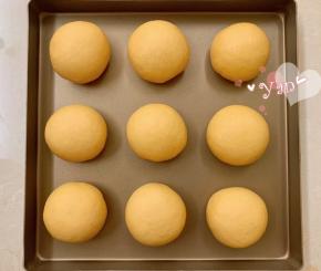 捏紧收口，底朝下，滚圆。