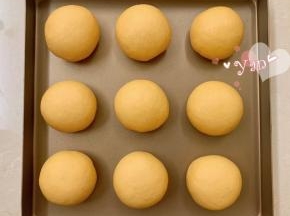 捏紧收口，底朝下，滚圆。