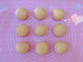 滚圆，盖保鲜膜醒10分钟。