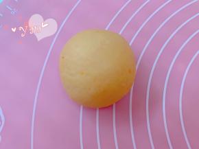 捏紧收口，底朝下，滚圆。