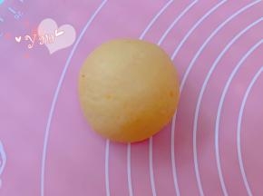 捏紧收口，底朝下，滚圆。