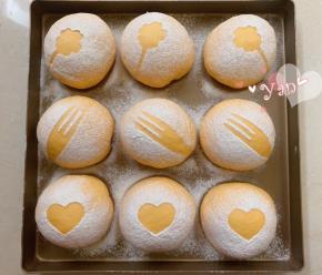 面团上放上喜欢的勺子叉子，筛上一点高筋粉，再拿走，漂亮的图形就出来了。放入预热好的烤箱，上下火180度，中层，烤18分钟。为避免上色过深，及时加盖锡纸。