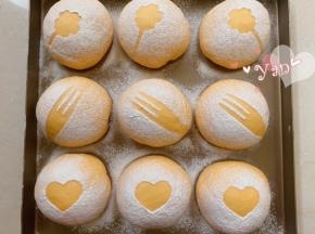 面团上放上喜欢的勺子叉子，筛上一点高筋粉，再拿走，漂亮的图形就出来了。放入预热好的烤箱，上下火180度，中层，烤18分钟。为避免上色过深，及时加盖锡纸。