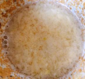 蒜去皮洗净用家里祖传的颠蒜神器放一点点盐把蒜颠成蒜泥兑入少许水拌匀