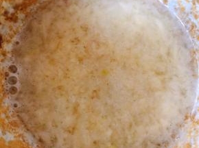 蒜去皮洗净用家里祖传的颠蒜神器放一点点盐把蒜颠成蒜泥兑入少许水拌匀