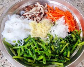 放入调味料蒜泥、盐、糖、醋、味精