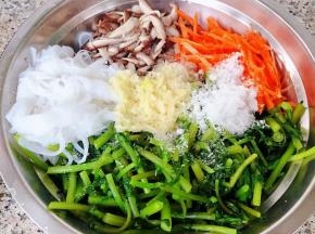 放入调味料蒜泥、盐、糖、醋、味精