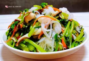 爽口开胃的蒜泥茼蒿拌香菇魔芋装入盘中就大功告成