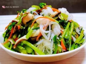 爽口开胃的蒜泥茼蒿拌香菇魔芋装入盘中就大功告成