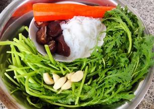 准备原材料茼蒿、魔芋、胡萝卜、香菇焯水后立即放人冷水中过凉沥干水份