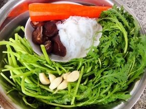 准备原材料茼蒿、魔芋、胡萝卜、香菇焯水后立即放人冷水中过凉沥干水份