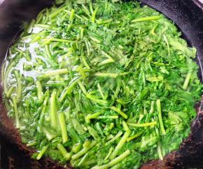 锅中烧开水放入茼蒿轻轻烫一下即可