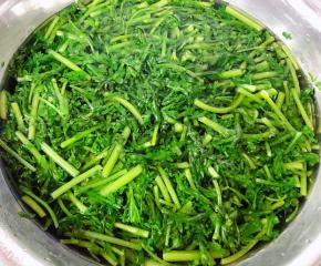 茼蒿立即放入冷水中过凉切记不要烫时间过长营养会流失