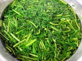 茼蒿立即放入冷水中过凉切记不要烫时间过长营养会流失