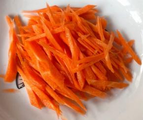 胡萝卜去皮洗净切成丝