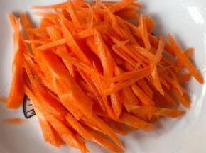 胡萝卜去皮洗净切成丝