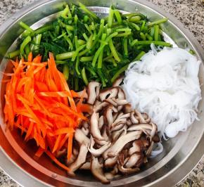 茼蒿、魔芋、胡萝卜和切好的香菇放入容器中