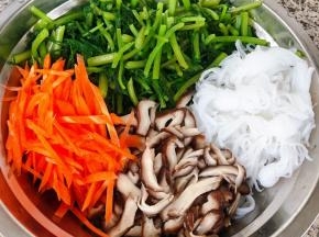 茼蒿、魔芋、胡萝卜和切好的香菇放入容器中