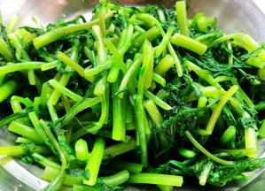 茼蒿攥干水分放入容器中备用