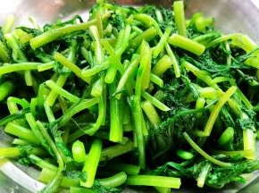 茼蒿攥干水分放入容器中备用