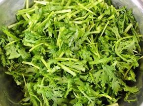 茼蒿摘好洗净沥干水份备用