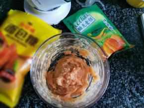 2、加入蛋清、烤肉料、淀粉顺着一个方向搅拌均匀。