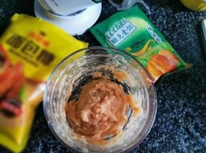 2、加入蛋清、烤肉料、淀粉顺着一个方向搅拌均匀。