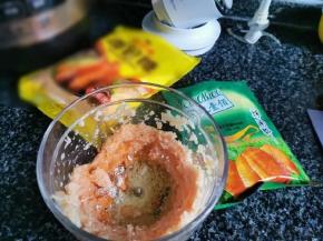 1、鸡脯肉洗干净剃掉肉筋，放入料理机打碎。