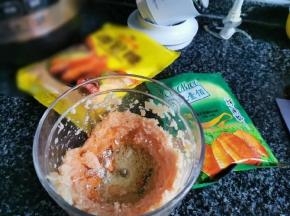 1、鸡脯肉洗干净剃掉肉筋，放入料理机打碎。