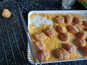 4、再裹依次裹一层面包糠。放入烤网上（或者直接油炸）