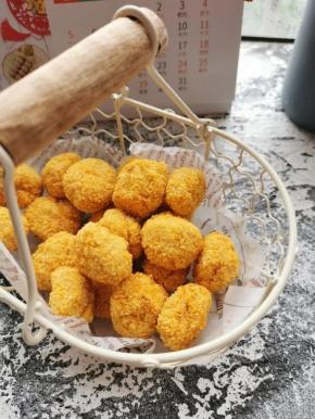 小贴士 烤肉料根据自己喜欢添加 顺着一个方向搅拌均匀 油炸的时间根据大小调整。可以撕开看看里面熟透即可。 如果用烤箱记得垫一层烘焙油纸。   食谱来自：萍儿WOYGN