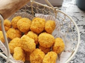 小贴士 烤肉料根据自己喜欢添加 顺着一个方向搅拌均匀 油炸的时间根据大小调整。可以撕开看看里面熟透即可。 如果用烤箱记得垫一层烘焙油纸。   食谱来自：萍儿WOYGN