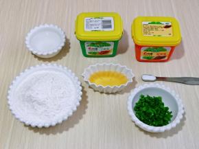 准备食材，小葱去皮洗干净切葱花。