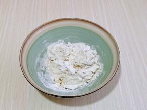 一边倒水一边用筷子搅拌成絮状且无干粉。