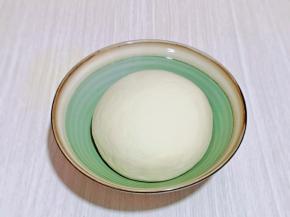 再揉成光滑的面团，盖上保鲜膜醒发30分钟。