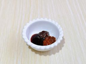 利用这时间调酱料，一勺蚝油，2勺豆瓣酱，1勺甜面酱搅拌均匀，放旁边备用。