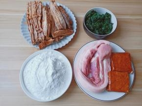 要想吃筋道的青团糯米粉多放一点。艾草焯水时也可加稍许食用小苏打以固定翠绿色，我这个是艾草采摘时摘的多了，挤干水份放在冰箱冷冻保存的，想吃就可以拿出来，方便的很。