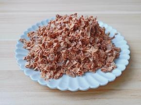 笋干切成小丁备用。